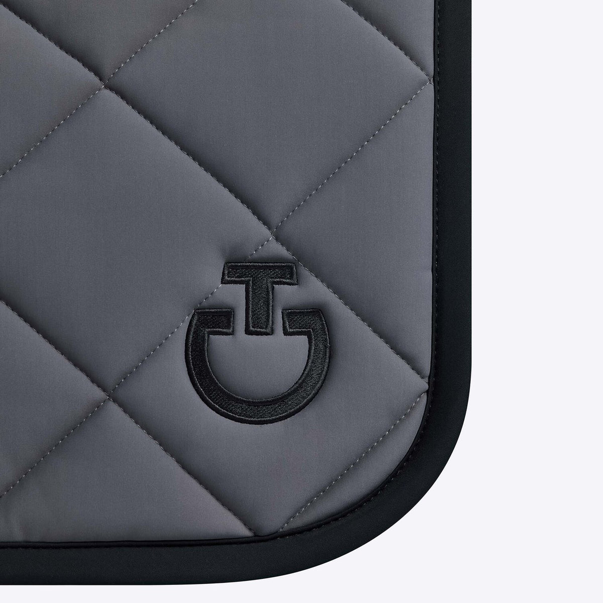 Cavalleria Toscana Dressurschabracke Anthrazit Schwarz am Pferd