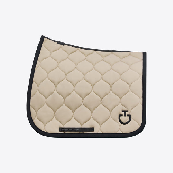 Entdecke das Cavalleria Toscana CIRCULAR-QUILTED JUMPING SADDLE PAD in Beige! Dieses technische Jersey-Sattelpad bietet maximale Atmungsaktivität für das Pferd und sorgt so für höchsten Komfort. Die anatomische Passform garantiert den perfekten Sitz, während die 3D-Honigwaben-Baumwollstruktur optimalen Halt und Atmungsaktivität gewährleistet.