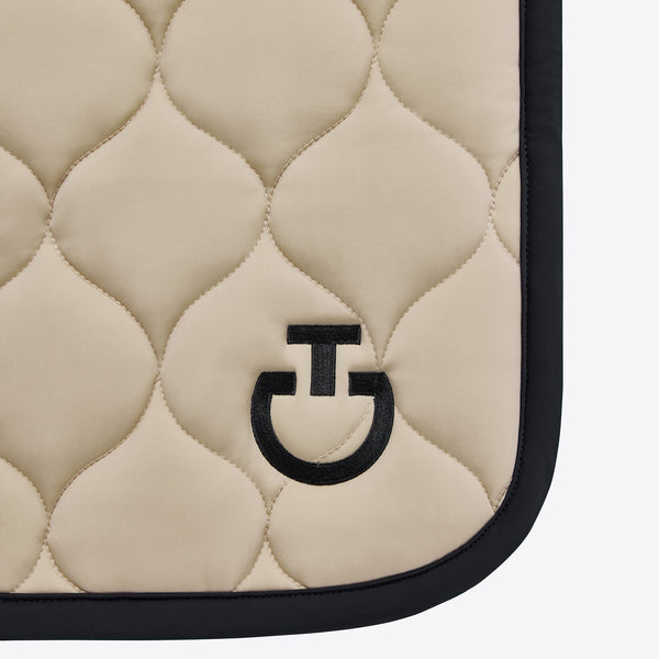 Das Circular-Quilted Jumping Saddle Pad von Cavalleria Toscana ist die perfekte Wahl für alle Reiter, die höchsten Komfort und optimale Leistung für ihr Pferd suchen. Hergestellt aus technischem Jersey, bietet dieses Sattelpad maximale Atmungsaktivität, um sicherzustellen, dass dein Pferd sich immer wohl fühlt. Die anatomische Form sorgt für die perfekte Passform, während die 3D-Honigwaben-Baumwollstruktur den richtigen Grip bietet und gleichzeitig die Atmungsaktivität erhält.