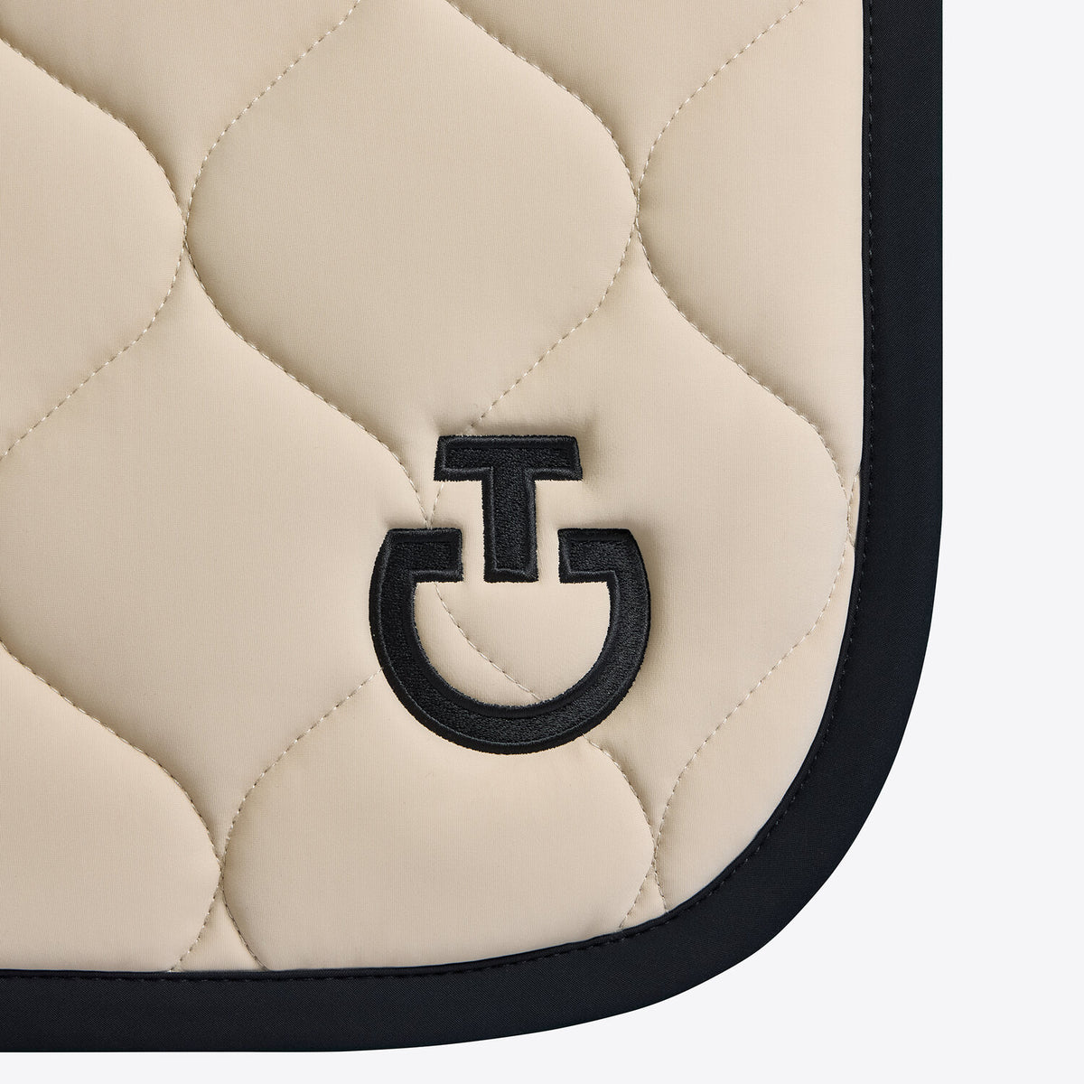 Cavalleria Toscana Dressurschabracke Beige Schwarz am Pferd