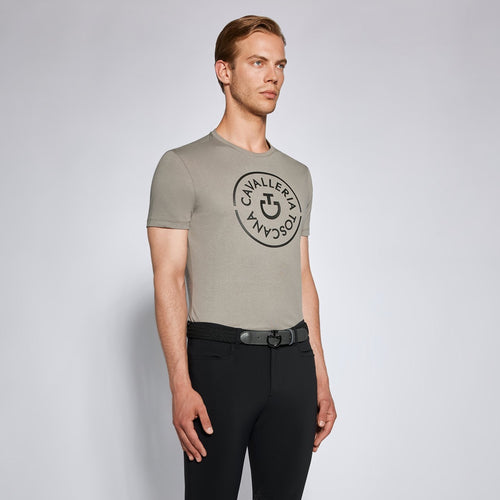 Entdecke das Cavalleria Toscana Herren Baumwolle T-Shirt in Grau. Hergestellt aus reiner Baumwolle, bietet es unschlagbaren Komfort und Langlebigkeit für den Alltag. Vielseitig und anpassungsfähig, passt dieses T-Shirt perfekt zu lässigen oder formellen Outfits, allein getragen oder unter einem Hemd oder Blazer. Ein unverzichtbares Stück für stilbewusste Männer, das Stil und Praktikabilität mühelos vereint. Mach deine Garderobe komplett mit diesem zeitlosen Klassiker.