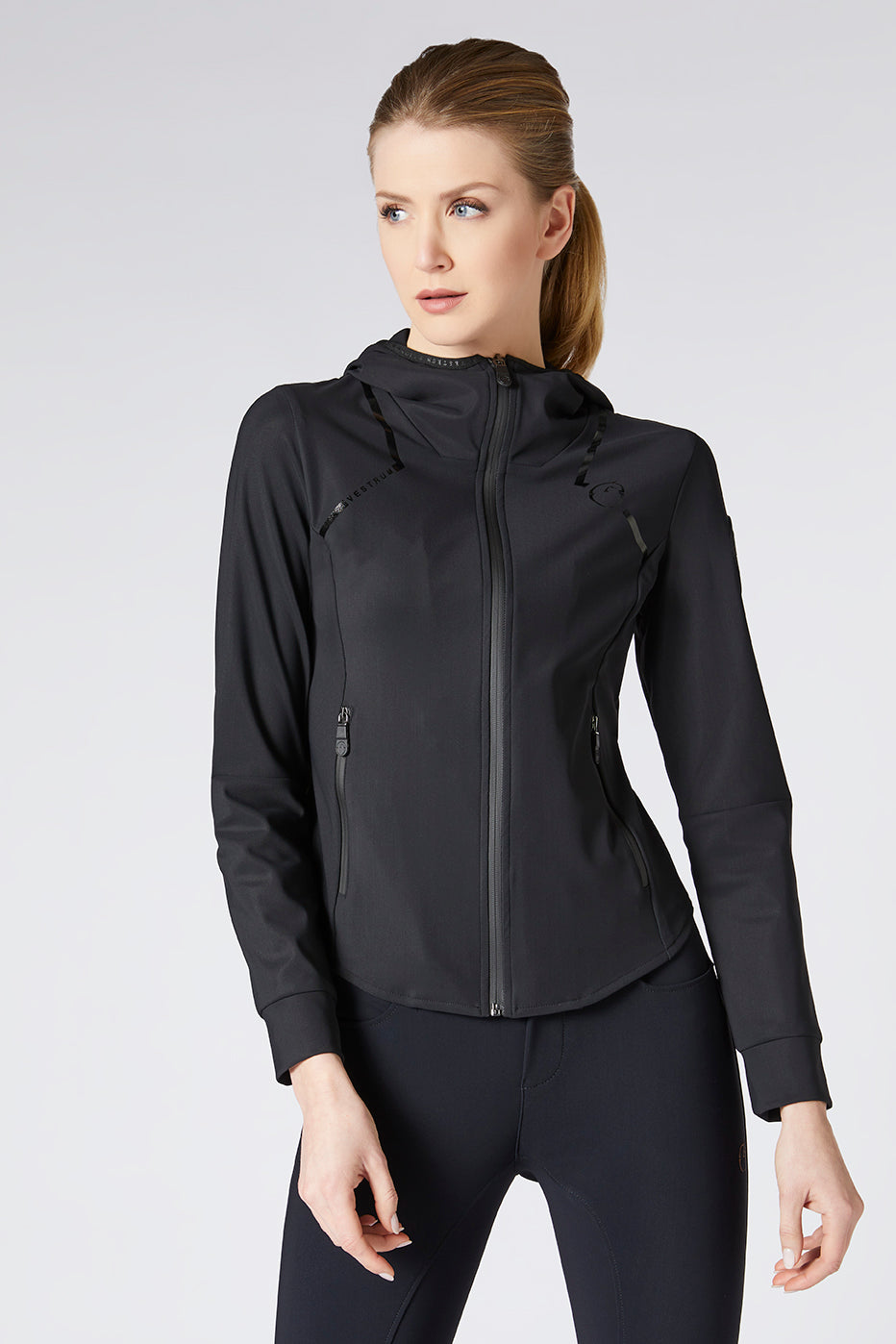 Fall in love with the VESTRUM FINES softshell jacket for women: waterproof elegance, versatile comfort and shiny details. Get them now!