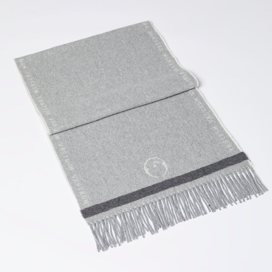 Verlieben Sie sich in den eleganten Schal Esine von VESTRUM: Grau, gefranste Kante & zarte Logo-Details – der ideale Begleiter für kalte Tage! Jetzt bestellen!
