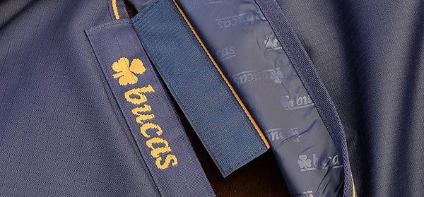 Detail der Bucas Irish Turnout in Navy/Gold mit Logo-Stickerei
