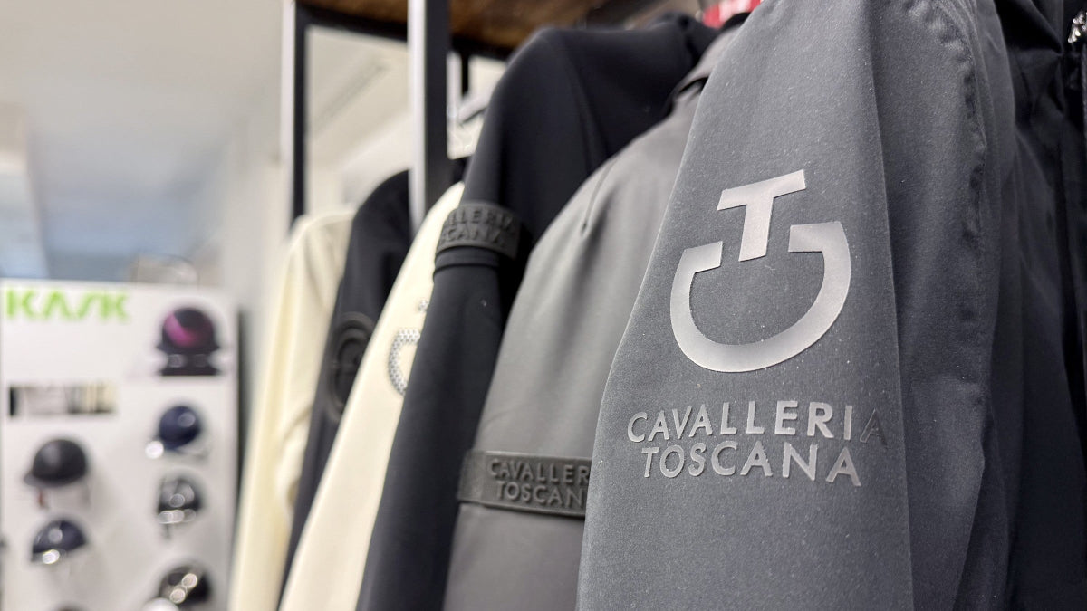 Jackenstange im Equinista Ladengeschäft in Rostock mit Cavalleria Toscana Jacke im Vordergrund