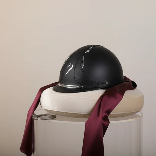 Gönn dir den luxuriösen Antares Reithelm Galaxy in Schwarz – leicht, atmungsaktiv & OEKO-TEX® zertifiziert für höchsten Komfort im Sattel. Shoppe jetzt!