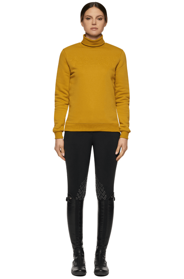 Das Cavalleria Toscana Damen Sweatshirt Yello in Senfgelb ist ein elegantes und komfortables Baumwoll-Sweatshirt mit hohem Rollkragen, seitlichen Schlitzen und verlängertem Rückensaum. Der Maxi-Schriftzug und das geprägte Logo auf der Vorderseite runden das Design ab. Jetzt mit 25% Rabatt erhältlich.