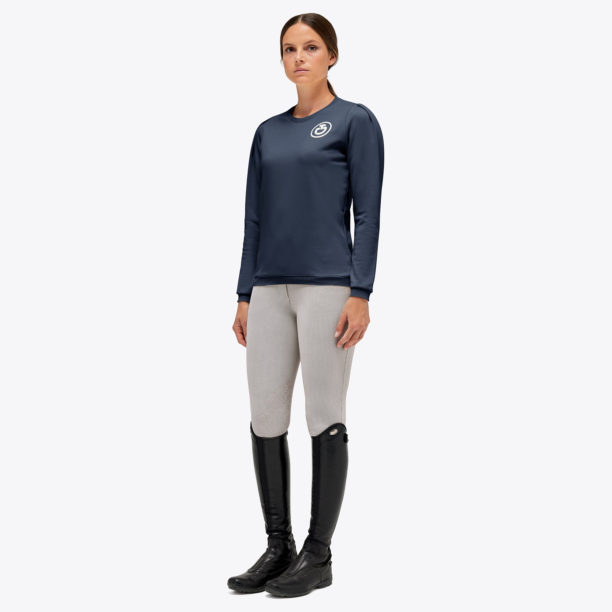 This women's sweatshirt by Cavalleria Toscana is a real eye-catcher. The nylon insert on the sides provides more comfort, while the emblem on the chest provides an attractive look. The soft cotton is comfortable to wear and resists some wind and weather. Due to the color Atlantic blue, the shirt looks modern and elegant at the same time.