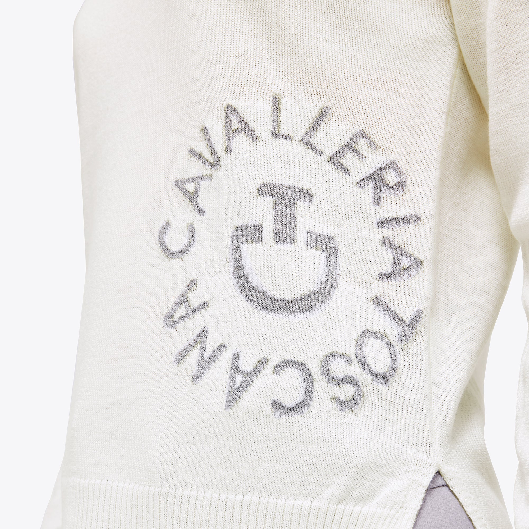 The Cavalleria Toscana Jacquard CT Orbit Marinos Blend Crew Neck Sweater is not only stylish, but also functional. The merino wool is naturally moisture-repellent and keeps you warm and dry even in wet weather. The sweater is also easy to clean and machine washable.