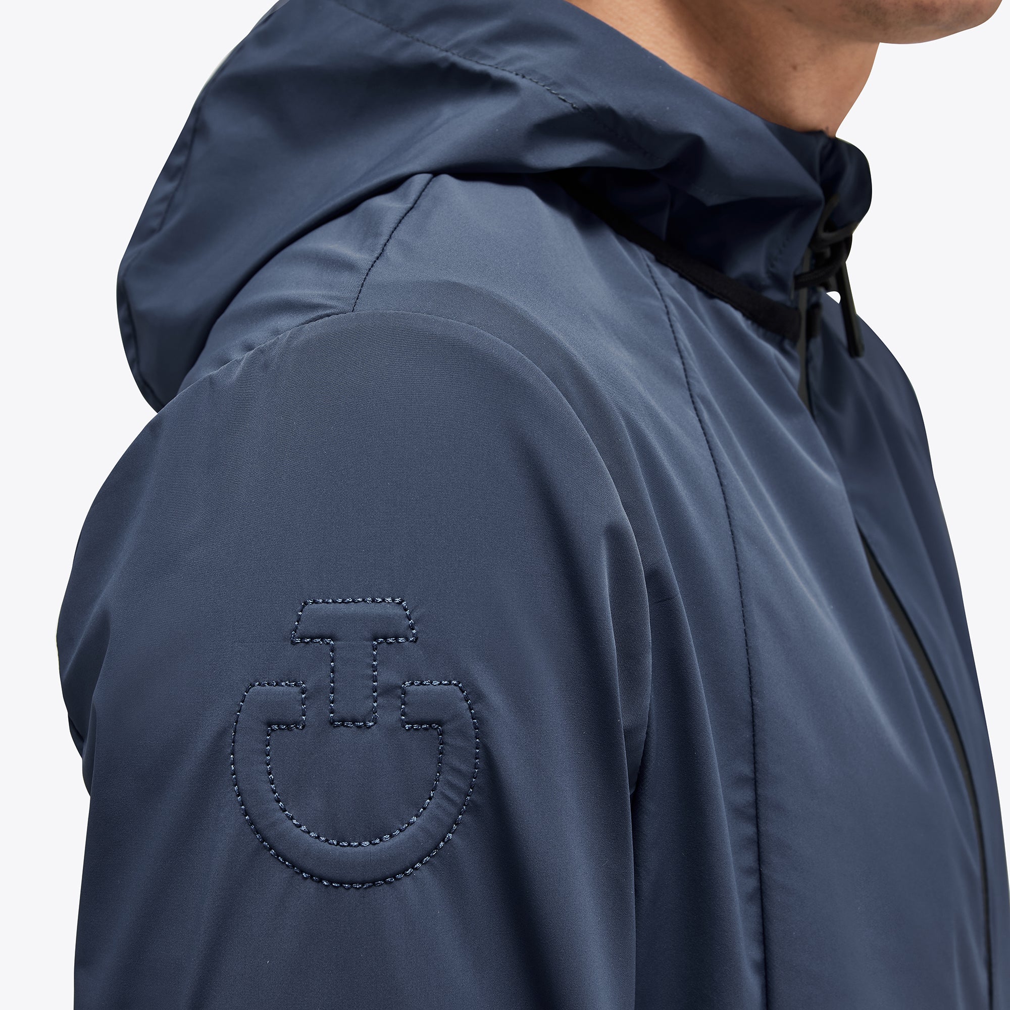 Die Cavalleria Toscana Waterproof Hoden Jacket GIU278 ist nicht nur funktional, sondern auch stilvoll. Die Farbe ist ein klassisches Navyblau und das Cavalleria Toscana-Logo ist dezent auf der Brust platziert. Diese Jacke ist perfekt für den anspruchsvollen Reiter, der sowohl Funktionalität als auch Stil schätzt.