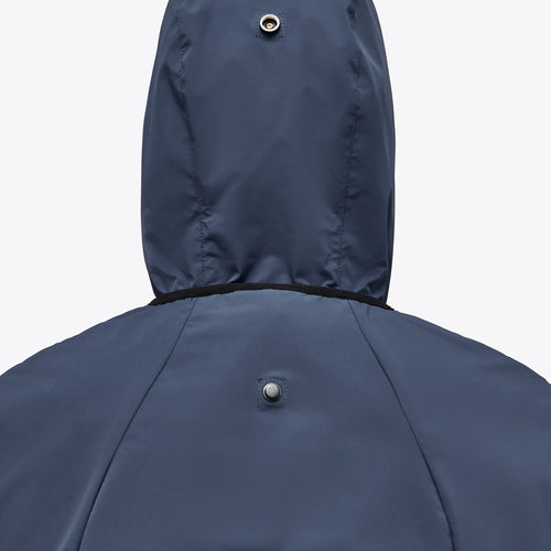 The Cavalleria Toscana Waterproof Testicle Jacket GIU278 is not only functional, but also stylish. The color is a classic navy blue and the Cavalleria Toscana logo is discreetly placed on the chest. This jacket is perfect for the demanding rider who appreciates both functionality and style.