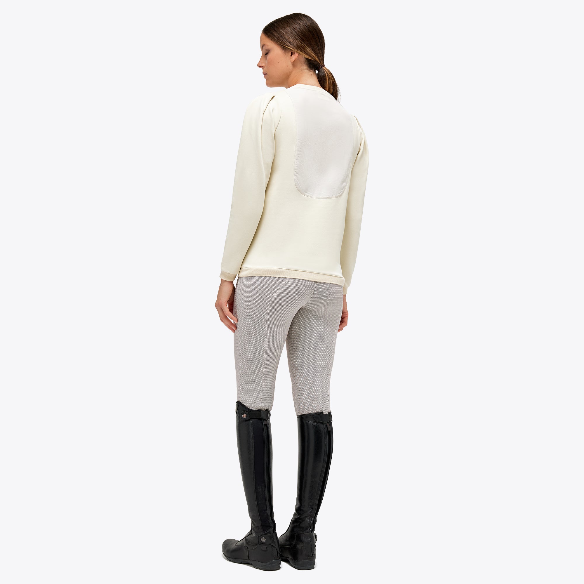 This women's sweatshirt by Cavalleria Toscana is a real eye-catcher. The nylon insert on the sides ensures higher comfort, while the emblem on the chest ensures an attractive look. The soft cotton is comfortable to wear and sometimes defies some wind and weather. Due to the off-white color, the shirt looks modern and elegant at the same time.