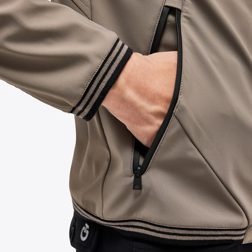 Die Cavalleria Toscana Jersey Full Zip Hooded Softshell Jacke bietet nicht nur hervorragenden Komfort und Schutz, sondern ist auch äußerst funktional. Mit ihren geräumigen Taschen und der praktischen Kapuze ist sie die perfekte Wahl für den täglichen Gebrauch im Stall oder auf dem Reitplatz.