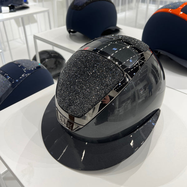 Dieser Reithelm ist ein absolutes must-have für alle modernen Pferdefreunde. Er ist aus hochwertigem, robustem Kunststoff gefertigt und mit wunderschönen, echten Swarovski Kristallen verziert. Der Helm ist in Anthrazite gehalten und hat einen Kinnriemen in Schwarz.