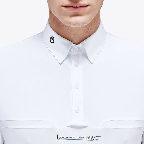 Cavalleria Toscana updates the design of this men's shirt to combine practicality, balanced proportions and attention to detail. The model is made of breathable technical piqué with a print on the front and the classic CT logo embroidered on the collar. The slim, elegant fit makes the garment ideal for wearing under a jacket during riding competitions.