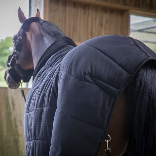 Sehr schöne Paddock Unterdecke / Stalldecke in schwarz