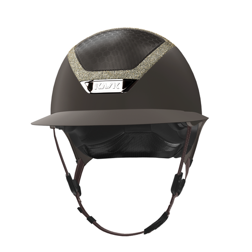 Seitenansicht des KASK Reithelms Star Lady Frame in braun, mit glänzender Aureum-Oberfläche und feinen Belüftungsgittern, die dem Helm eine edle Optik verleihen.