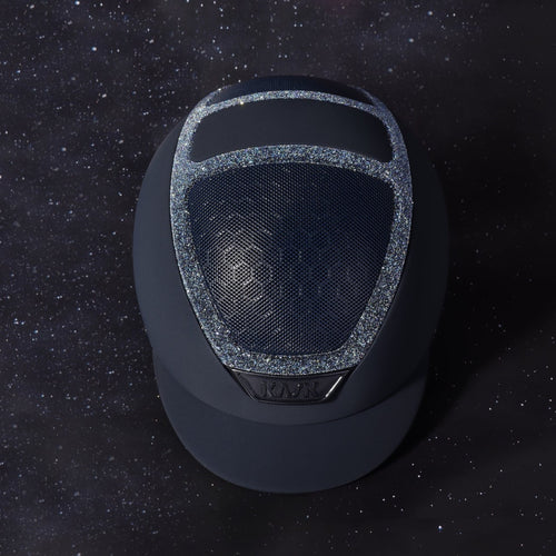 Der Kask Reithelm DOGMA PURE STARRY NIGHT ist ein stilvoller und sicherer Helm für anspruchsvolle Reiter. Das einzigartige Design mit dem Sternenhimmel-Muster macht den DOGMA PURE STARRY NIGHT zu einem echten Blickfang im Reitstall. Entdecken Sie jetzt den Kask Reithelm DOGMA PURE STARRY NIGHT und sorgen Sie für die perfekte Kombination aus Sicherheit und Stil beim Reiten.