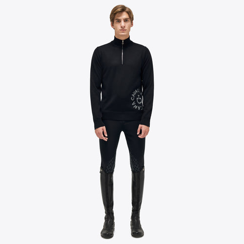 Dieser Herrenpullover wird aus weicher und warmer Wolle hergestellt.