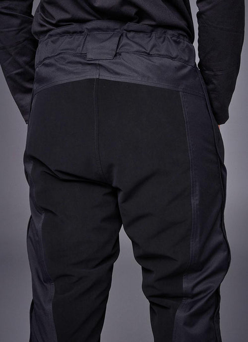 MOUNTAIN HORSE MOVEMENT PANT in schwarz, Rückansicht, getragen